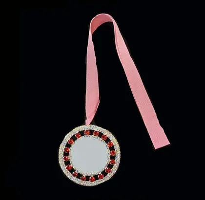 Medallón redondo de diamantes de imitación.